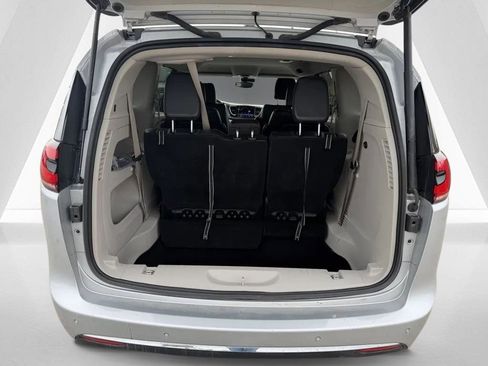 Used 2024 Chrysler Pacifica Touring-L image 36