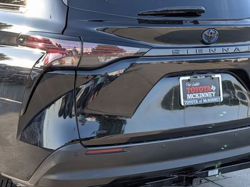 Used 2024 Toyota Sienna XLE Woodland Edition AWD/4WD image 8