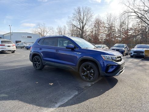 Certified 2023 Volkswagen Taos SE w/ Panoramic Sunroof Package image 3