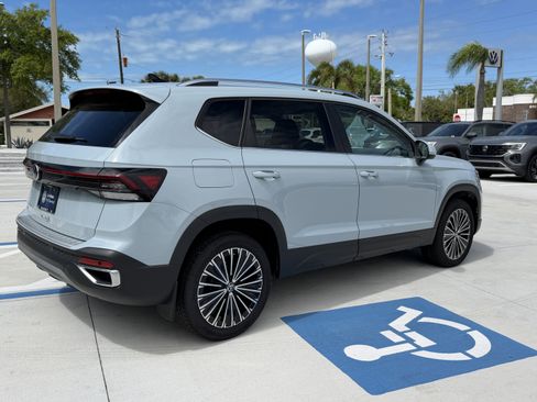 Used 2025 Volkswagen Taos SE image 3