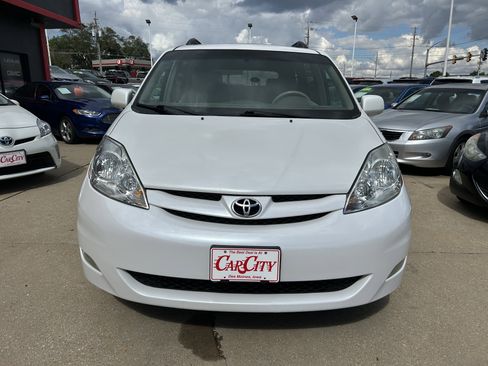 Used 2006 Toyota Sienna XLE image 2