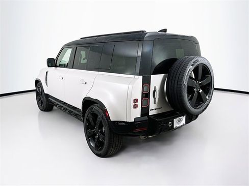 New 2026 Land Rover Defender 110 X-Dynamic SE image 7