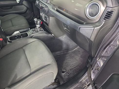 Used 2018 Jeep Wrangler Unlimited Sahara AWD/4WD image 34