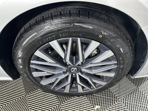 Used 2023 Nissan Altima 2.5 SV FWD image 12
