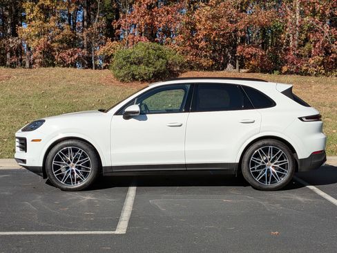 Certified 2025 Porsche Cayenne AWD/4WD image 2