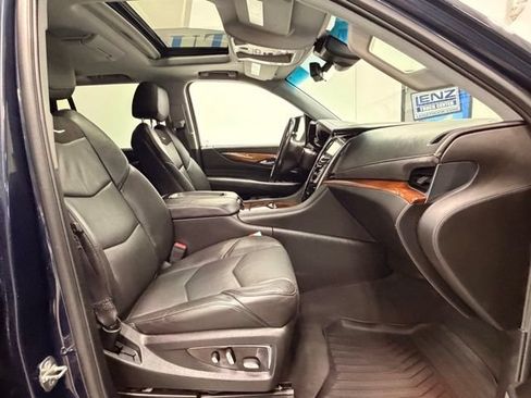 Used 2017 Cadillac Escalade Luxury AWD/4WD image 19