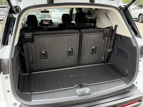 New 2026 Nissan Pathfinder SV w/ SV Premium Package FWD image 29