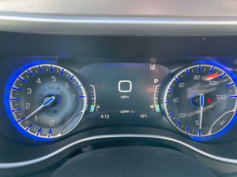 Used 2023 Chrysler Pacifica Touring-L image 12