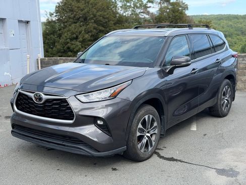 Used 2022 Toyota Highlander XLE AWD/4WD image 1