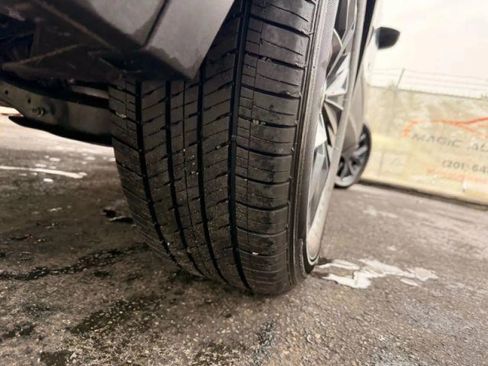 Used 2022 Volkswagen Tiguan SE w/ Panoramic Sunroof Package image 44