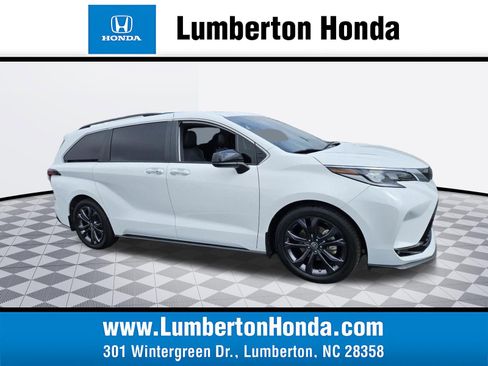 Used 2022 Toyota Sienna XSE image 1