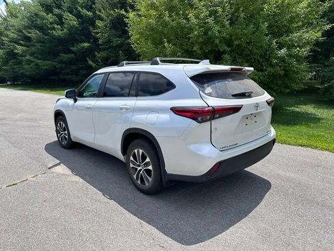 Used 2023 Toyota Highlander XLE AWD/4WD image 5