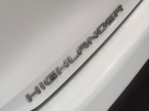 Used 2021 Toyota Highlander XLE FWD image 25