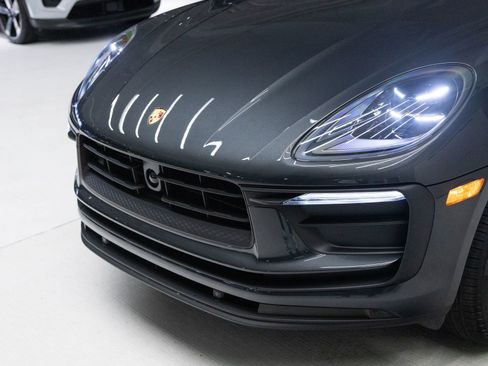 Used 2026 Porsche Macan AWD/4WD image 33