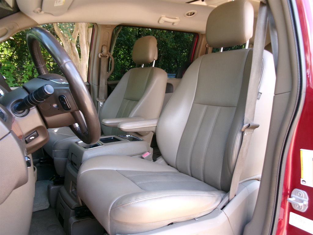 Used 2013 Chrysler Town & Country Touring-L w/ Driver Convenience Group FWD image 11