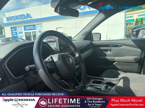 Used 2025 Honda Pilot Sport image 7
