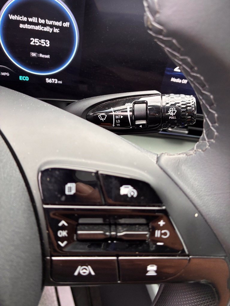 Certified 2025 Hyundai Elantra Limited FWD image 30