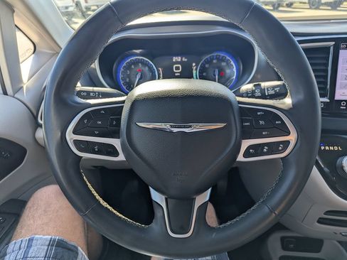 Used 2023 Chrysler Pacifica Touring-L FWD image 24