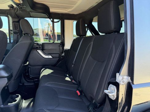 Used 2018 Jeep Wrangler Unlimited Sahara w/ Connectivity Group AWD/4WD image 18