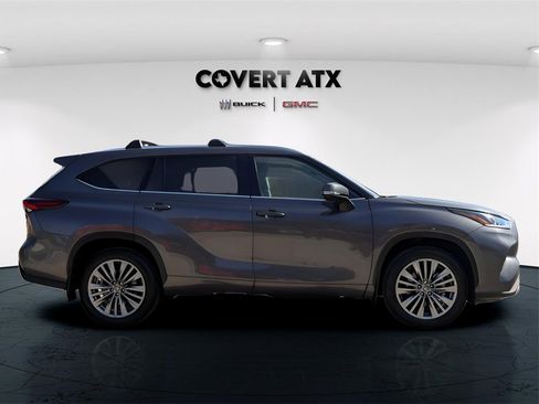 Used 2025 Toyota Highlander Platinum image 8