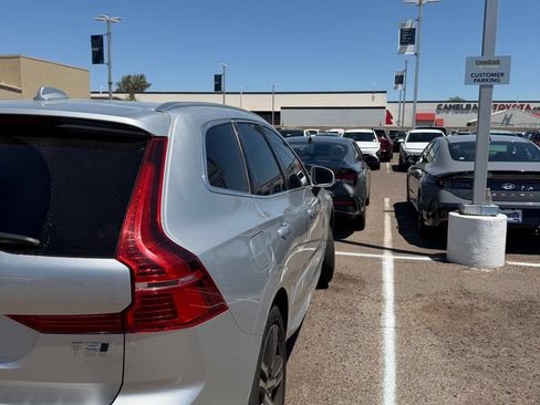Used 2018 Volvo XC60 T5 Momentum w/ Convenience Package AWD/4WD image 6