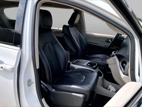 Used 2023 Chrysler Pacifica Touring-L FWD image 17