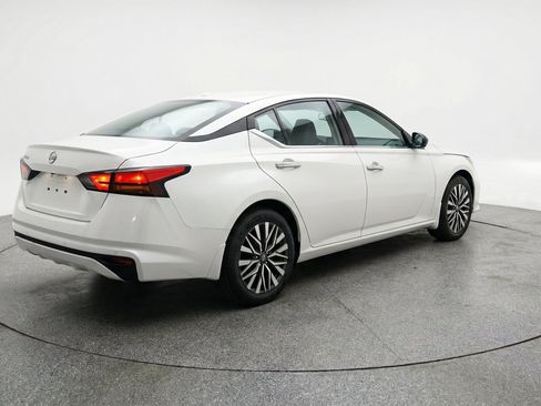 Used 2025 Nissan Altima 2.5 SV FWD image 9