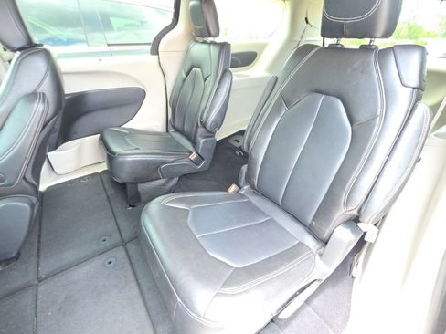Certified 2023 Chrysler Pacifica Touring-L FWD image 10