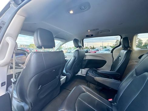 Used 2022 Chrysler Pacifica Touring-L FWD image 4