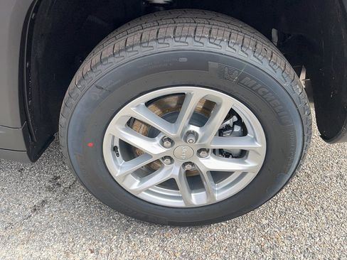 New 2025 Jeep Grand Cherokee L Laredo image 10