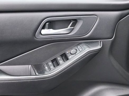 Used 2025 Nissan Rogue SV FWD image 12