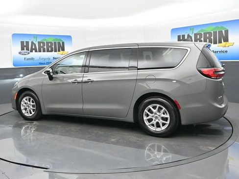 Used 2025 Chrysler Pacifica Select image 3