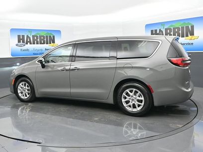 Used 2025 Chrysler Pacifica Select