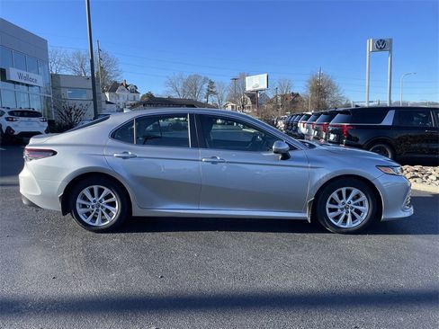 Used 2023 Toyota Camry LE image 4