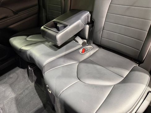 Used 2021 Toyota Highlander XLE AWD/4WD image 21