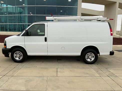 Used 2018 Chevrolet Express 2500 image 2