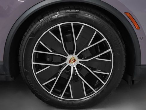 Certified 2025 Porsche Macan 4 Electric image 15