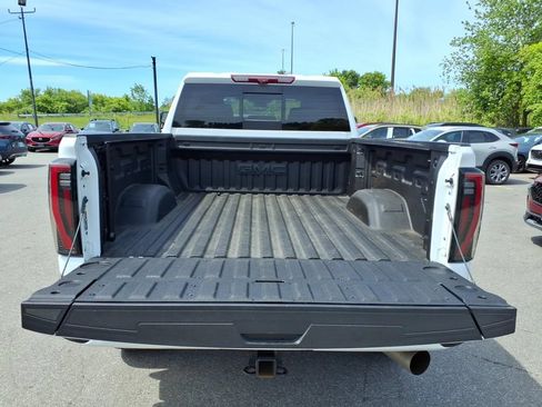 Used 2025 GMC Sierra 2500 AT4 w/ Technology Package AWD/4WD image 12