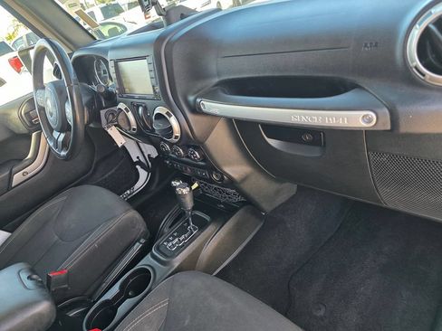 Used 2018 Jeep Wrangler Sahara w/ Connectivity Group AWD/4WD image 21