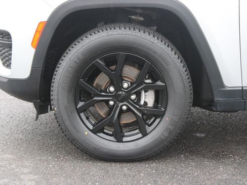 Used 2024 Jeep Grand Cherokee Altitude AWD/4WD image 18