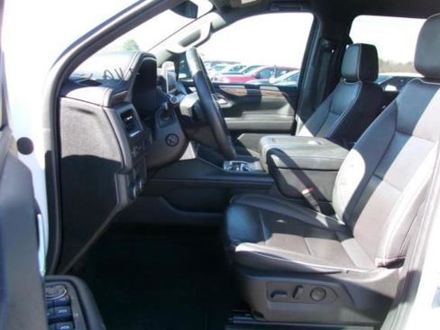 Used 2023 Chevrolet Suburban Premier image 10