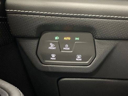 Used 2025 Volkswagen Atlas Cross Sport SE w/ Panoramic Sunroof Package image 25