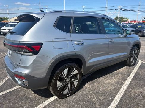 Certified 2025 Volkswagen Taos SE w/ Panoramic Sunroof Package AWD/4WD image 4