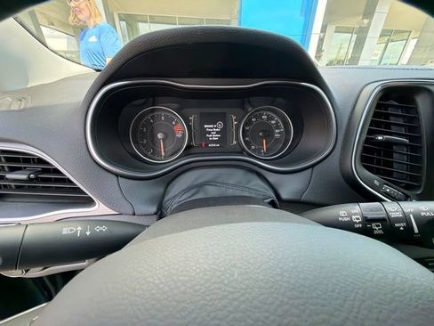 Used 2020 Jeep Cherokee Latitude Plus w/ Cold Weather Group AWD/4WD image 11