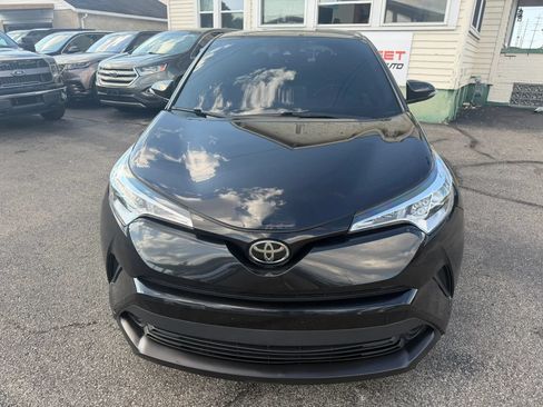 Used 2019 Toyota C-HR XLE FWD image 4