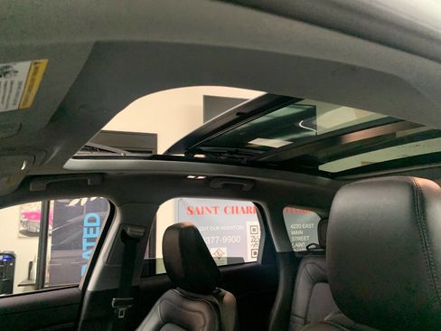 Used 2022 Lincoln Corsair Standard AWD 4dr SUV w/ Premium Package image 11