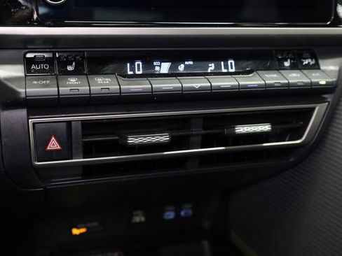 Used 2025 Toyota Camry SE w/ Convenience Package image 23