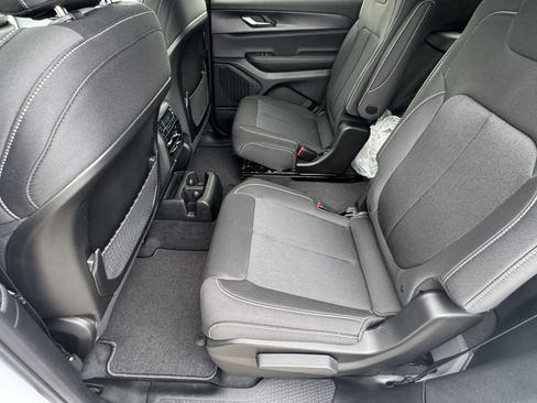 Used 2025 Jeep Grand Cherokee Laredo X w/ Luxury Tech Group I AWD/4WD image 23