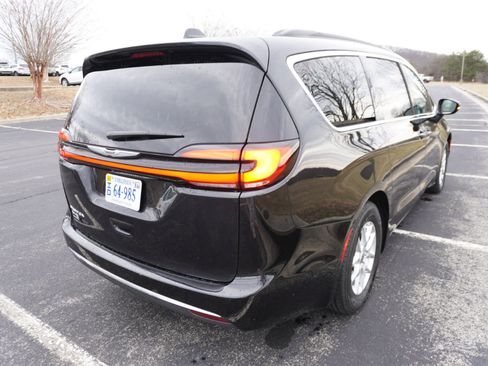 Used 2022 Chrysler Pacifica Touring-L image 7