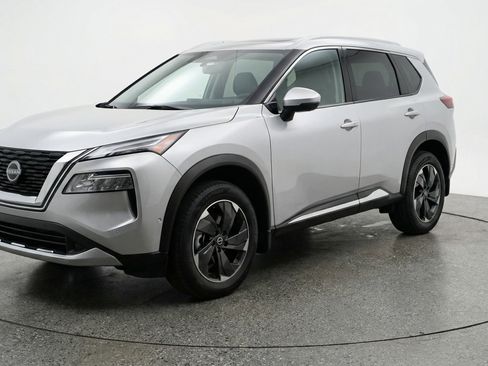 Used 2025 Nissan Rogue SV AWD/4WD image 3